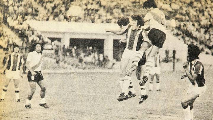 Daniel Passarella anota de cabeza ante River Plate en 1974