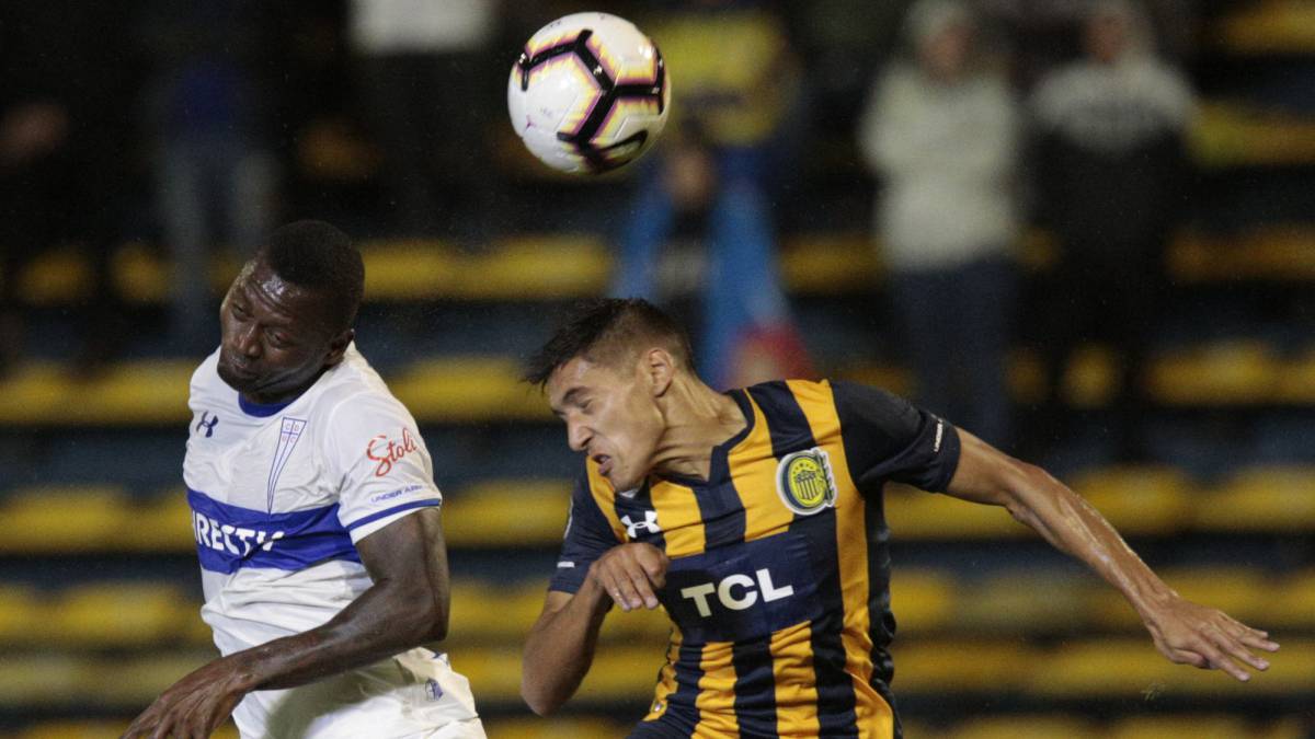 Duvier Riascos disputa un balón con Nahuel Molina en el Rosario Central vs U. Católica
