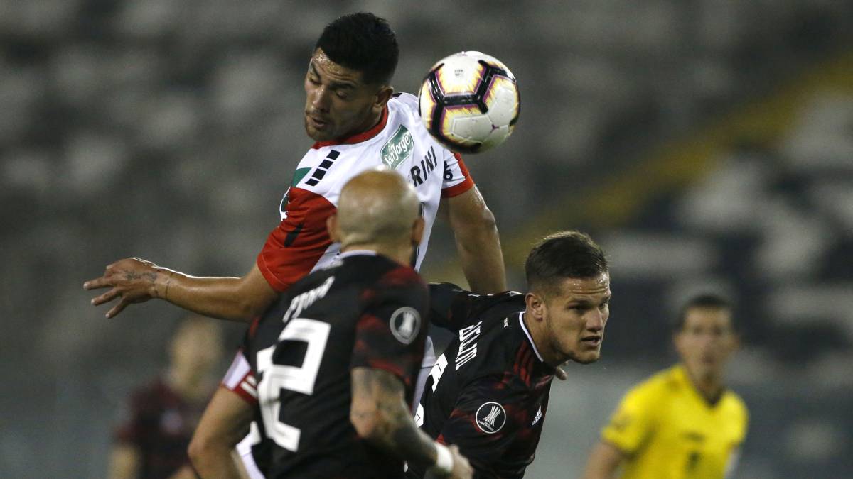 La amenaza de la barra de Colo Colo de complicar el desarrollo del partido hizo que se redoblara la seguridad en el sector norte del Monumental.