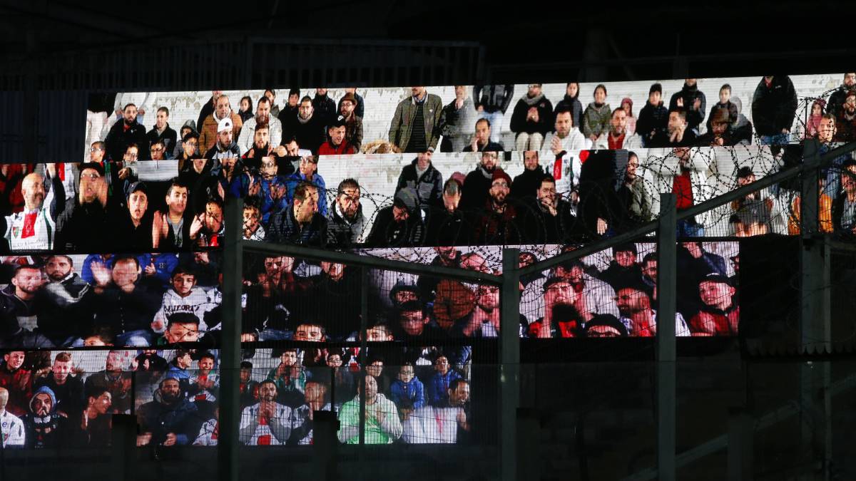 A través de cuatro pantallas gigantes ubicadas en el sector Magallanes del estadio Monumental, el club representó como siguen desde territorio palestino los duelos del equipo.