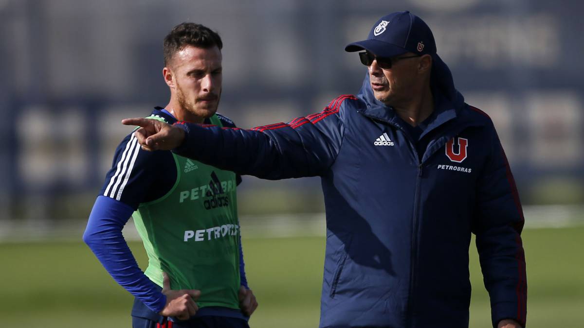 El técnico de Universidad de Chile busca fórmulas para salir de las posiciones de descenso. Al cambio de esquema sumó también modificaciones en los titulares en ofensiva.