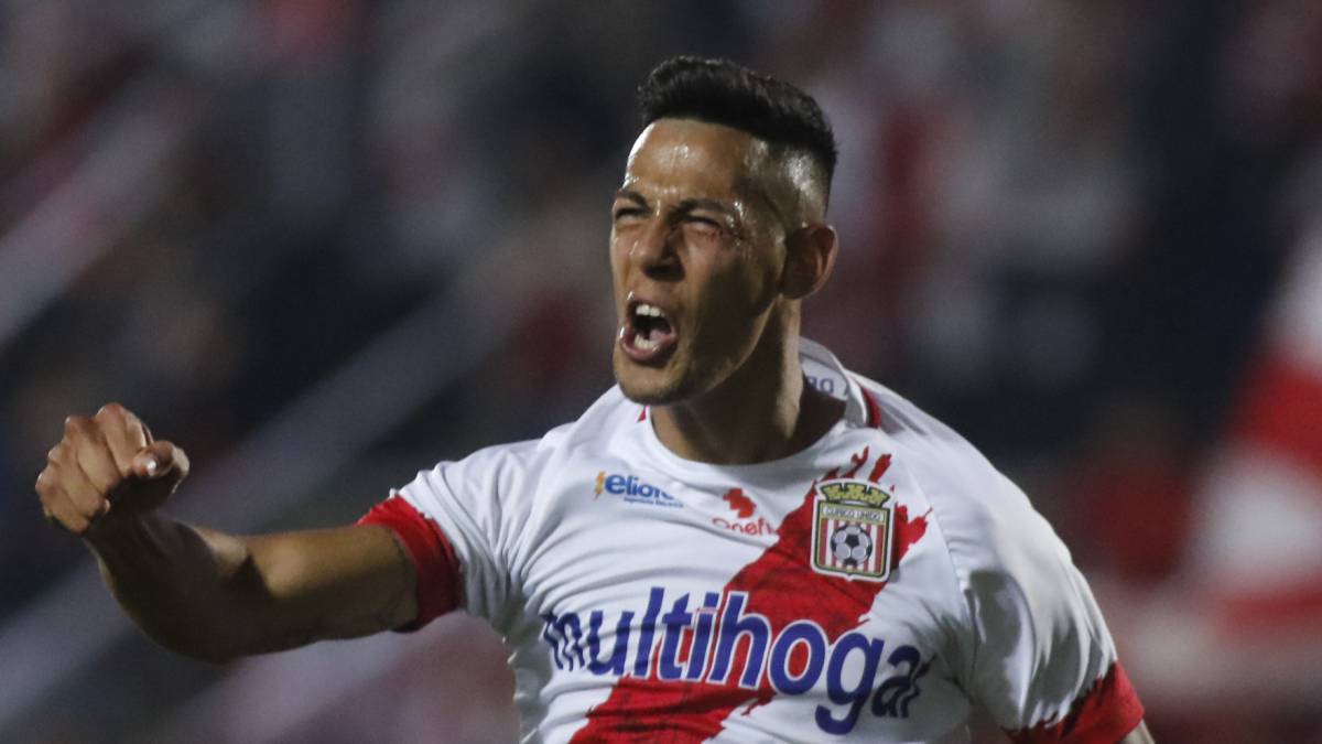 Quiroga y Bechtholdt lideran la goleada de Curicó a Huachipato