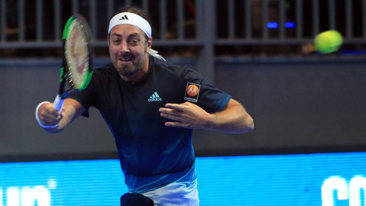 Juan Ignacio Chela y Juan Mónaco ganaron los dos primeros encuentros del torneo de exhibición tipo Copa Davis que se disputa este fin de semana.