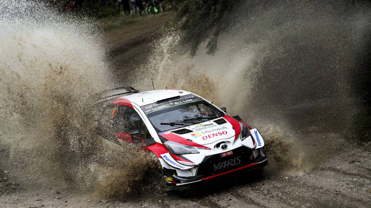 El estonio se acerca al belga mediada la segunda etapa, mientras que Ogier sale de la lucha con problemas de dirección de su Citroen.