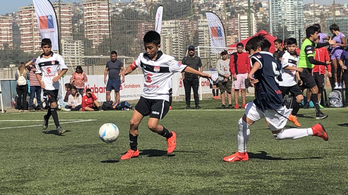 El joven volante comandó a The Kingstown School a coronarse campeones por segunda vez del torneo. Además, salió goleador del evento.
