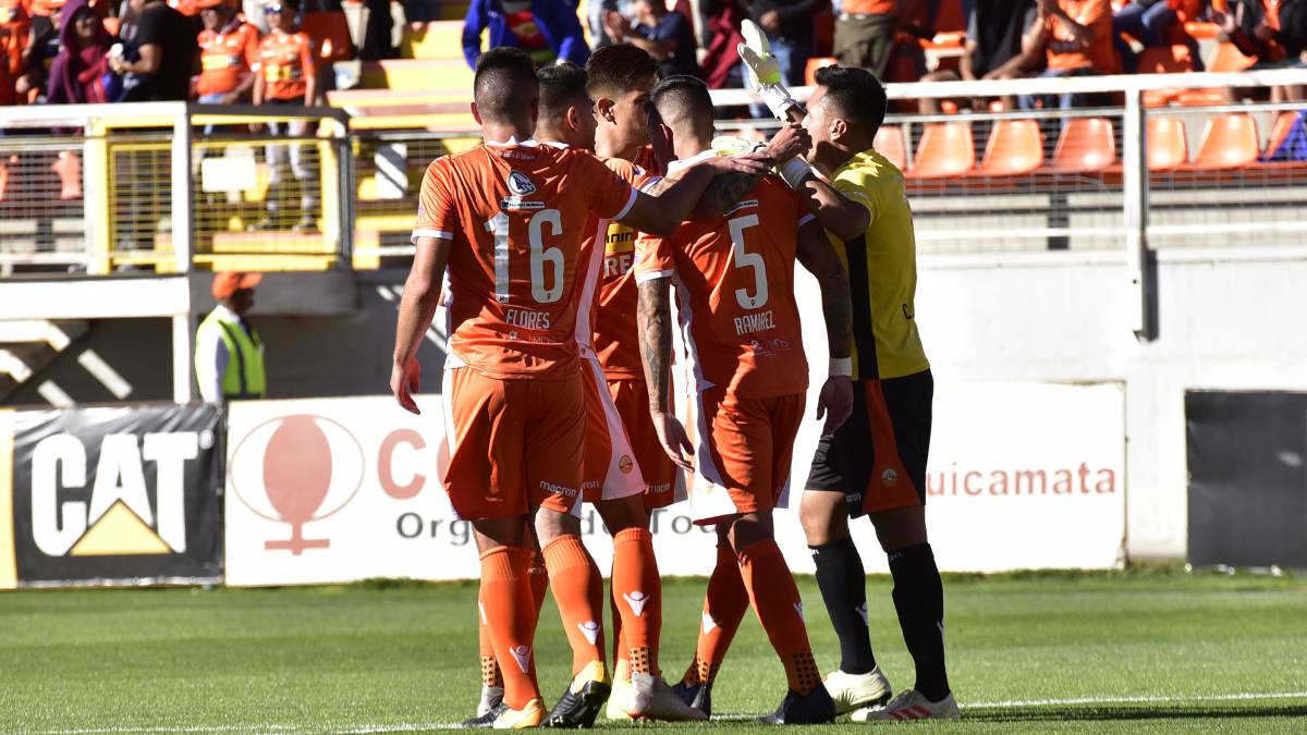 El cuadro loíno le pasó por encima a su rival en el primer tiempo, aprovechando todos los errores del equipo dirigido por Miguel Ramírez.