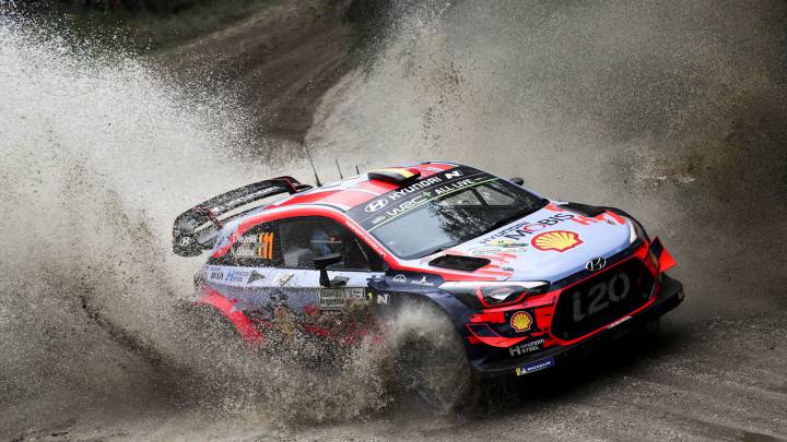 Mikkelsen completó el doblete de Hyundai con Ogier en el podio. Entre los chilenos, Pedro Heller ganó la WRC2 y su hermano Alberto finalizó cuarto en esa serie.