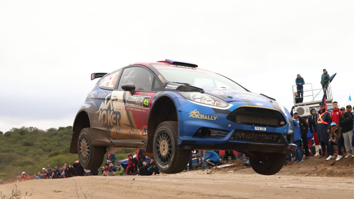 Con dramatismo sobre el final, el piloto chileno navegado por Marc Marti obtuvo la victoria en la previa del WRC en Chile. Su hermano Alberto fue cuarto.