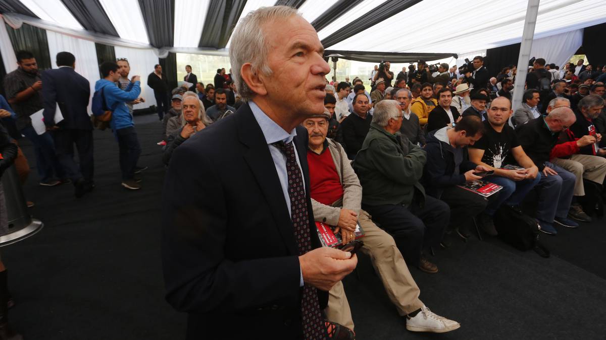 El empresario dejó su cargo como presidente de ByN este lunes, y será reemplazado por Aníbal Mosa. "Las diferencias están superadas", dijo.