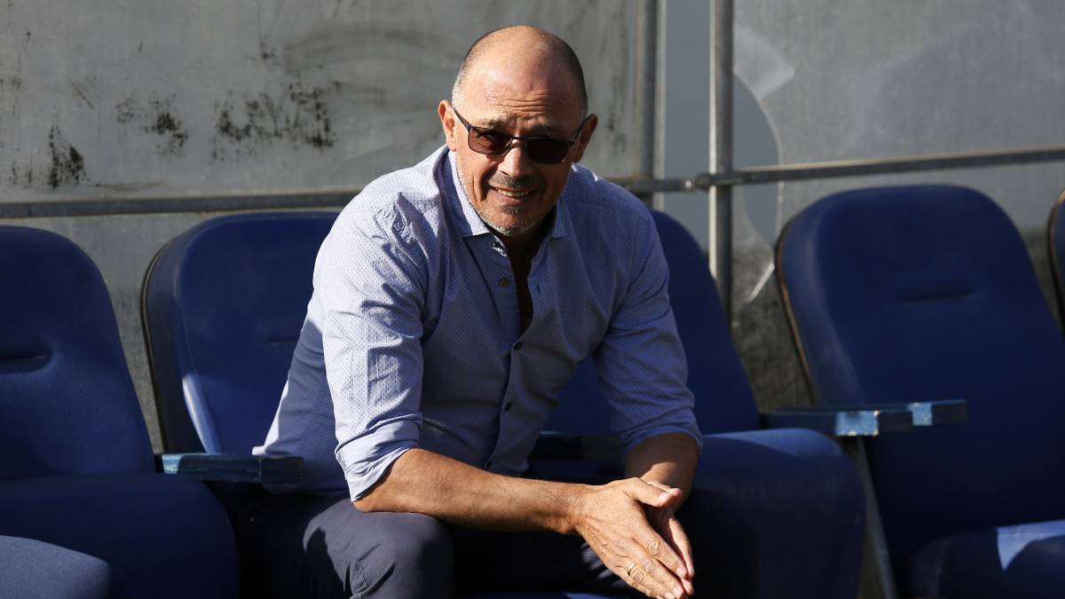 La secretaría técnica evaluará el desempeño del entrenador uruguayo, que tras un mes y medio en el cargo aún no tiene victorias con la U. Antes ya fueron críticos con su gestión.