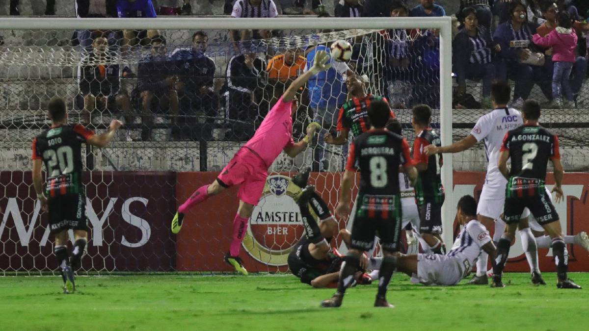 El portero árabe no tuvo solo un error en la jugada del gol de Alianza Lima, sino que también dejó esta notable tapada en doble instancia.