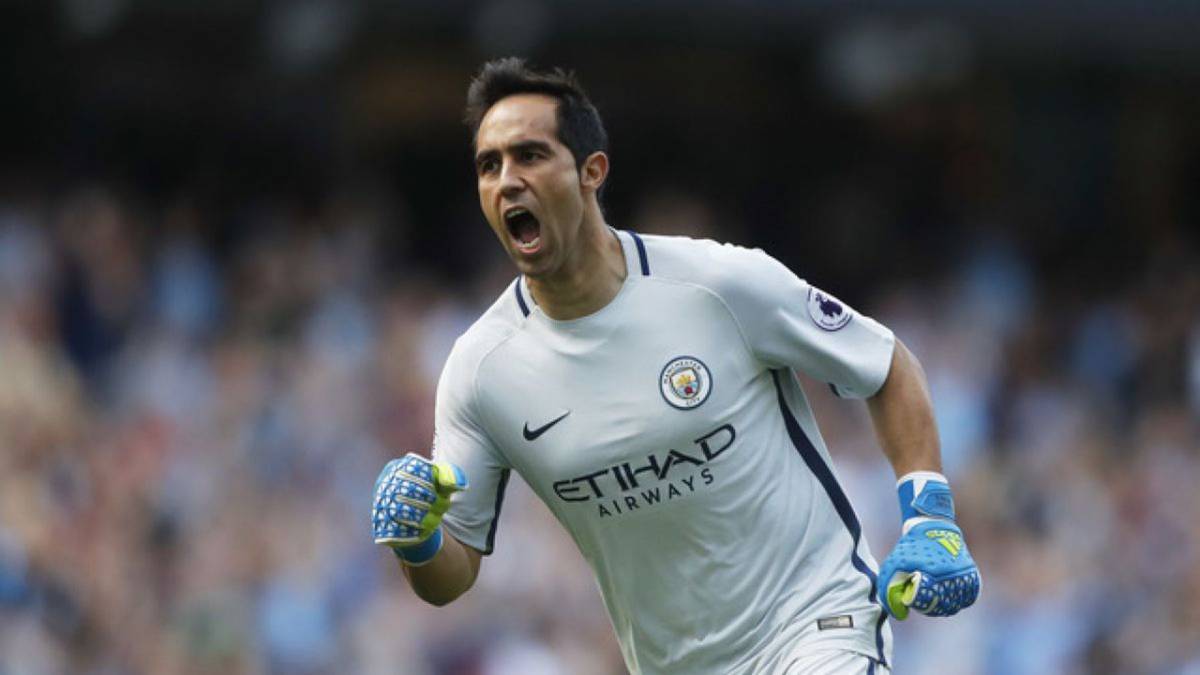 Claudio Bravo obtuvo su segunda Premier League con el Manchester City e igualó el número de trofeos de Eduardo Vilches.