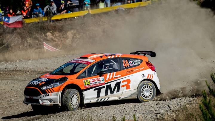 A bordo de su Ford Fiesta R5, el japonés se quedó con la victoria aprovechando el volcamiento de Alberto Heller. El chileno Jorge Martínez ganó el Power Stage.