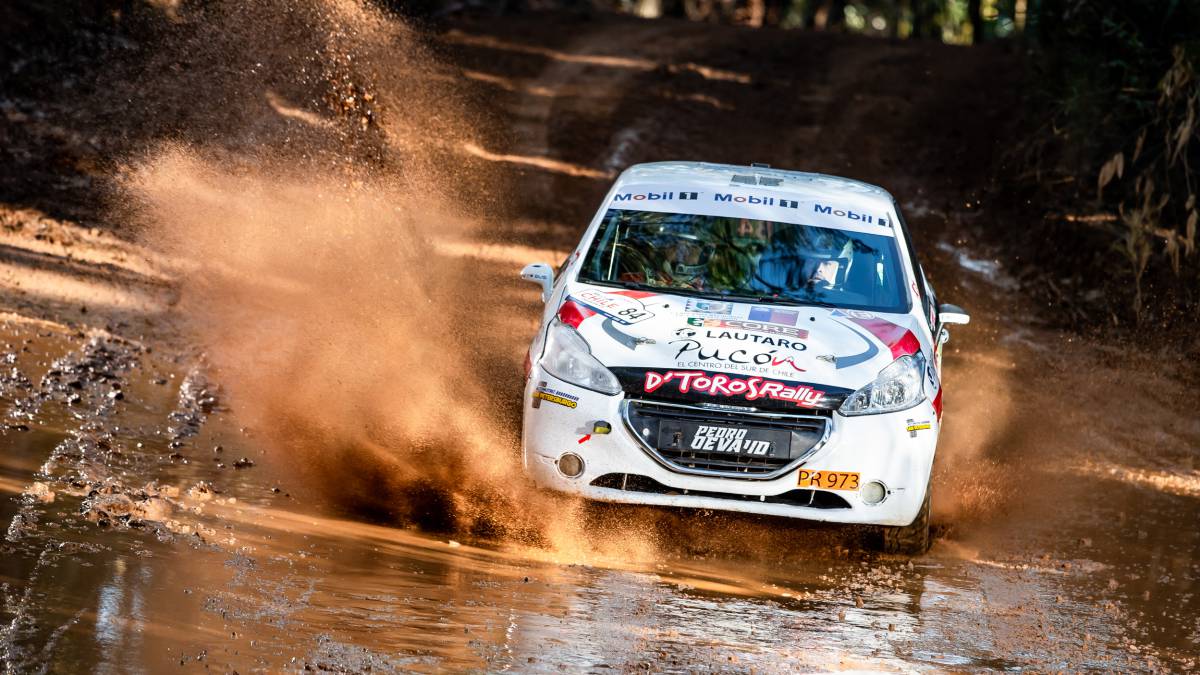Condiciones a las que no están acostumbrados debieron superar los pilotos de la R3 y R2 del RallyMobil, desde el cambio en el piso a correr sin luz día.