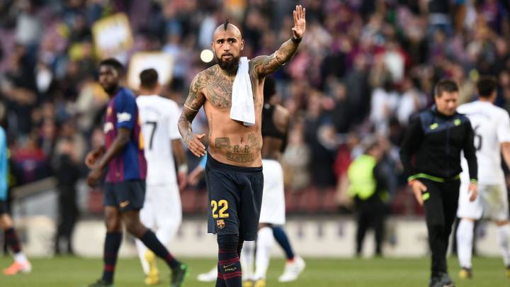 El Camp Nou dicta sentencia y aplaude a Arturo Vidal