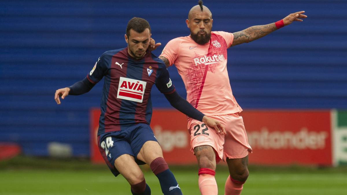 Fabián Orellana y Arturo Vidal fueron titulares en Eibar y Barcelona y tuvieron una destacada actuación. Vidal, incluso, se dio maña para asistir a Lionel Messi en el primer tanto de Barcelona.