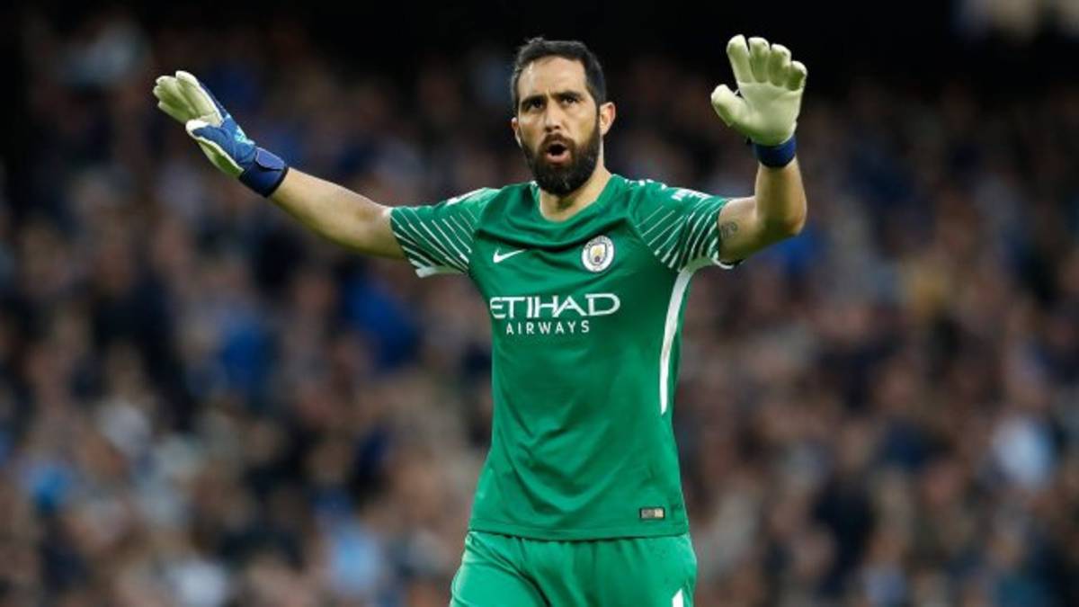 Claudio Bravo y otros jugadores de Manchester City contrataron buses para que los seguidores del City pudieran asistir a la final de la FA Cup.