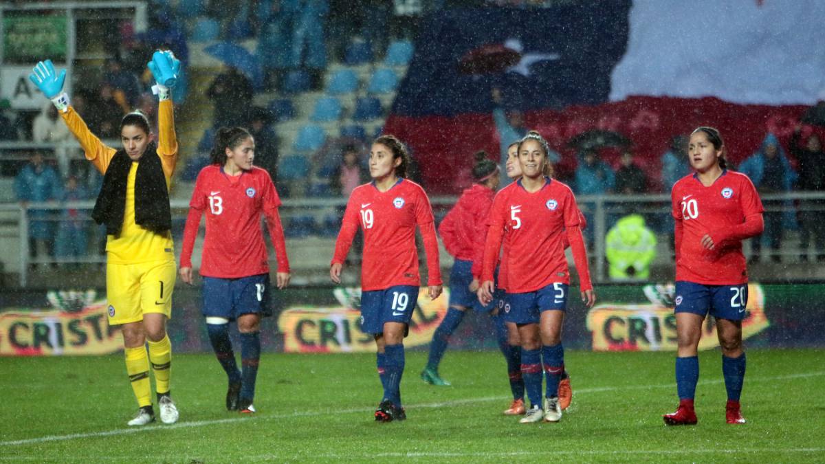 Conoce el horario, canal de televisión y dónde seguir en vivo online el duelo entre Chile y Colombia en la despedida de la selección.