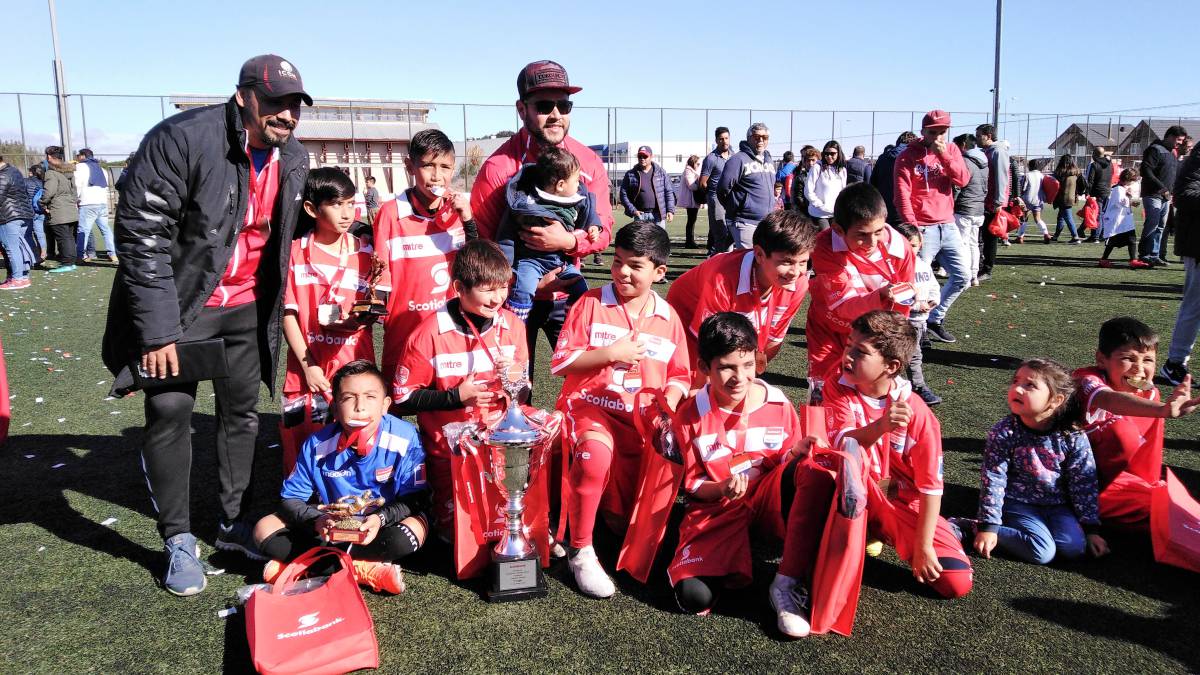 El cuadro de Hualpén superó por un claro 3-0 en la definición por el título al Colegio Salesiano, con una gran actuación de su figura, Yoan Apablaza.