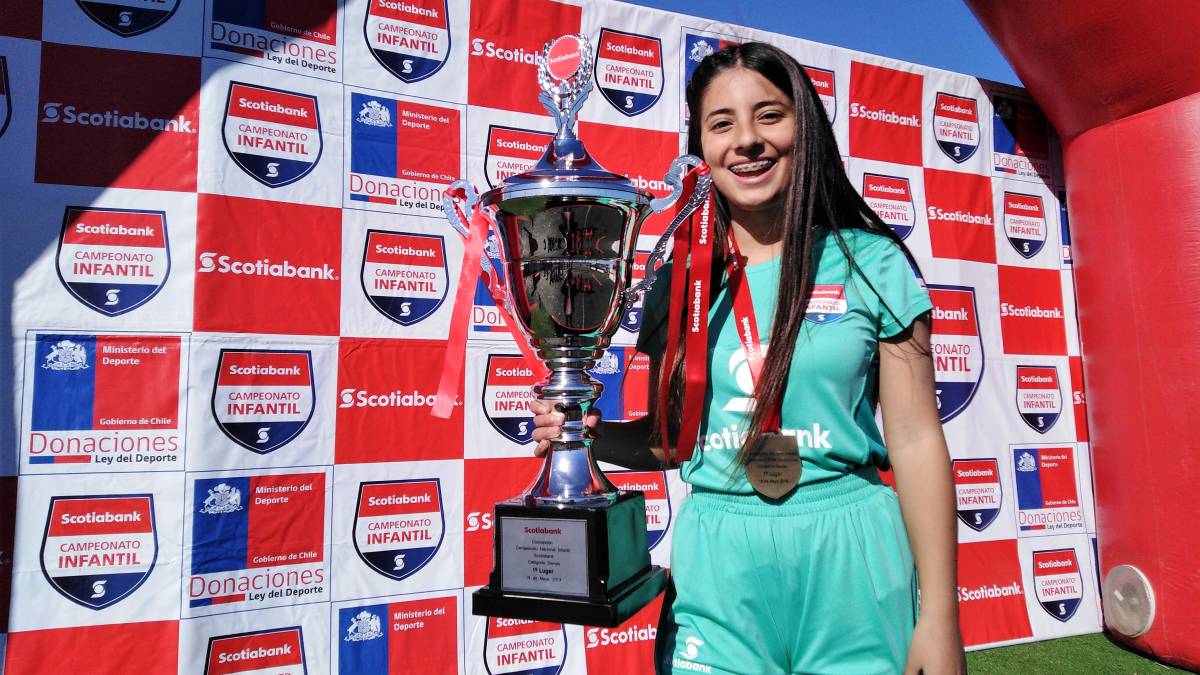 Con 14 años, la capitana del Instituto de Humanidades se llevó el cetro a la mejor jugadora del torneo en la Región del Biobío. Anotó 2 goles en la final.