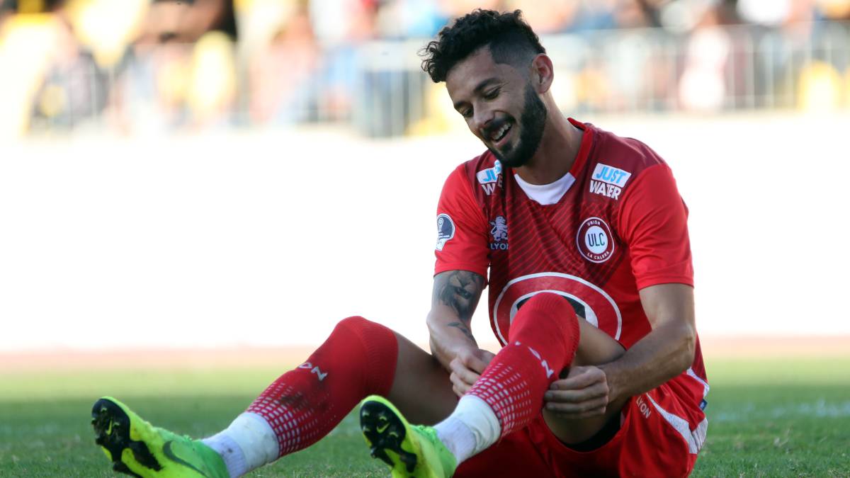 El jugador de La Calera fue sancionado de oficio por insultos al juez Francisco Gilabert en el aeropuerto de Iquique. Fernando Díaz, DT de U. Española, también fue suspendido.