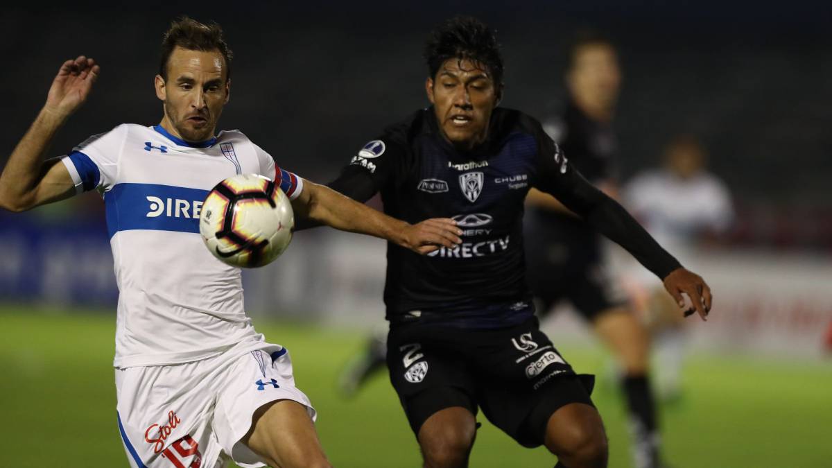 El capitán cruzado realizó una dura autocrítica tras la goleada sufrida en Ecuador. "Más allá del resultado, por la forma", agregó el jugador de la UC.