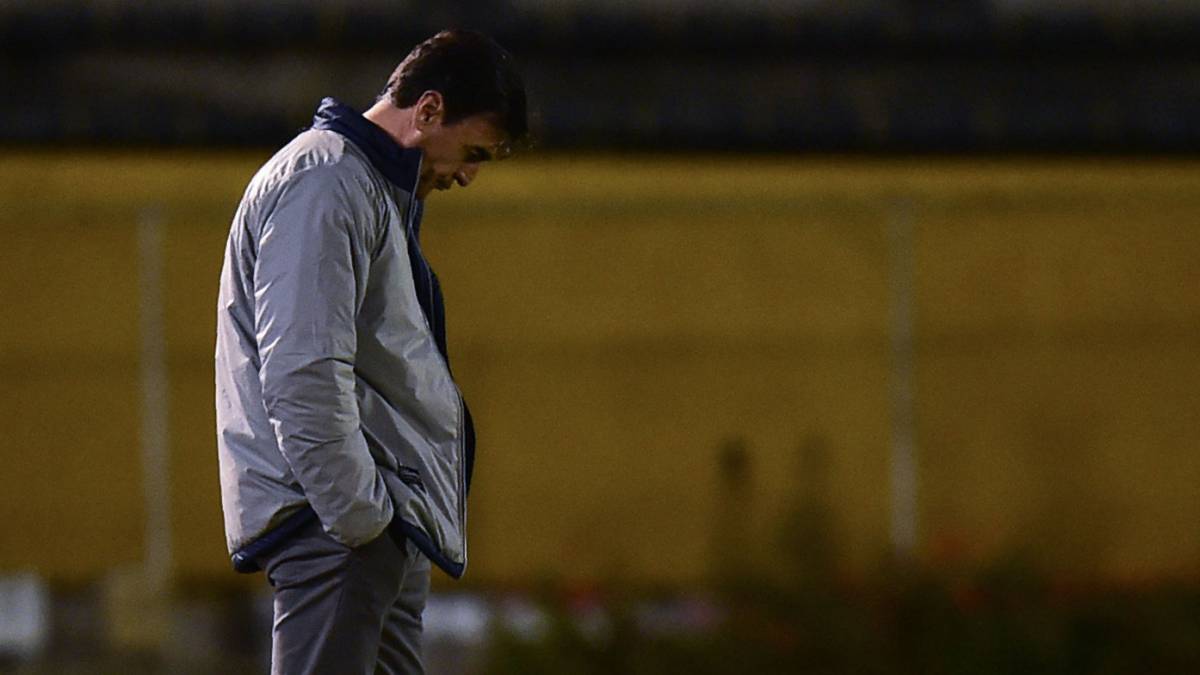 El técnico de Universidad Católica realizó un duro análisis de la goleada recibida en Ecuador. "Hicimos todo mal. Desde la presión, desde los roles individuales", indicó.
