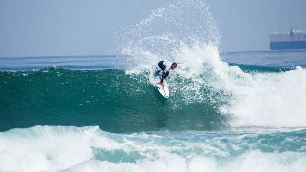 El “Niño Maravilla” del surf cierra 5° pese a drama con su tabla