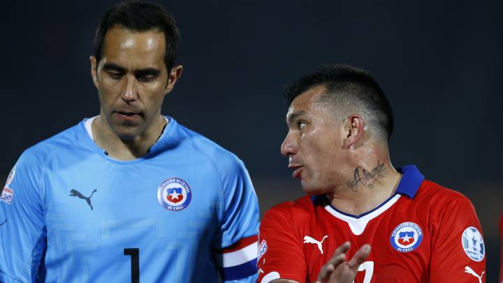 Medel: "Es evidente que hay problemas con Claudio Bravo"