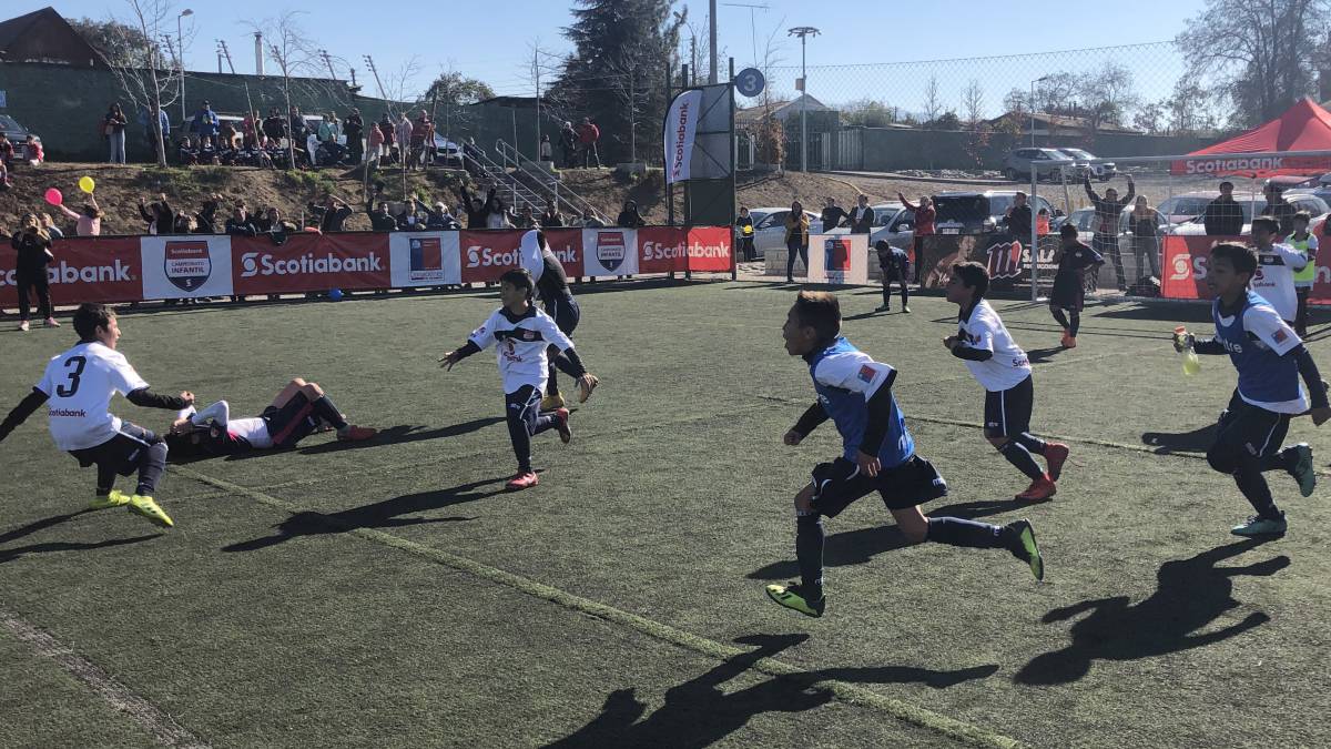En una infartante final que se definió al final, el Instituto Regional Federico Errázuriz se quedó con la copa al imponerse por 3-2 al Colegio Santa Cruz de Unco.