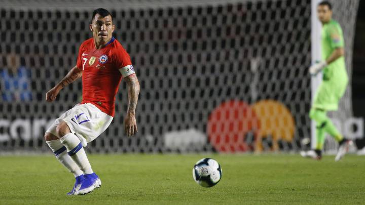 Gary Medel supera marca de Bravo y se acerca a Alexis