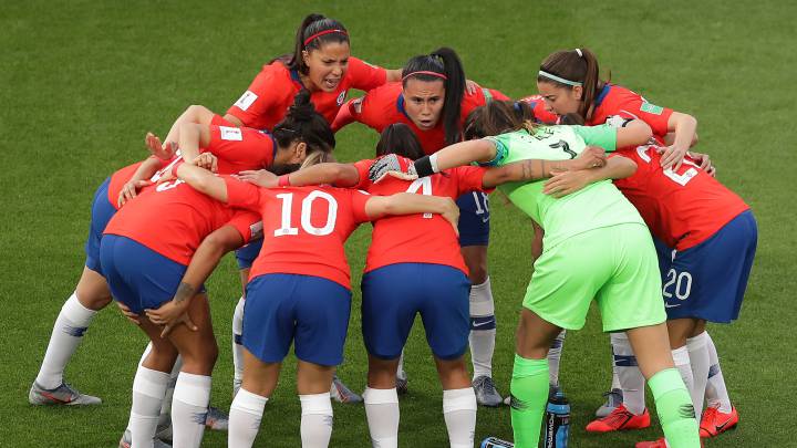 Chile venció por 2-0 a Tailandia, consiguiendo su primer triunfo en una Copa del Mundo femenina. El resultado eso sí no alcanzó para avanzar a octavos de final.