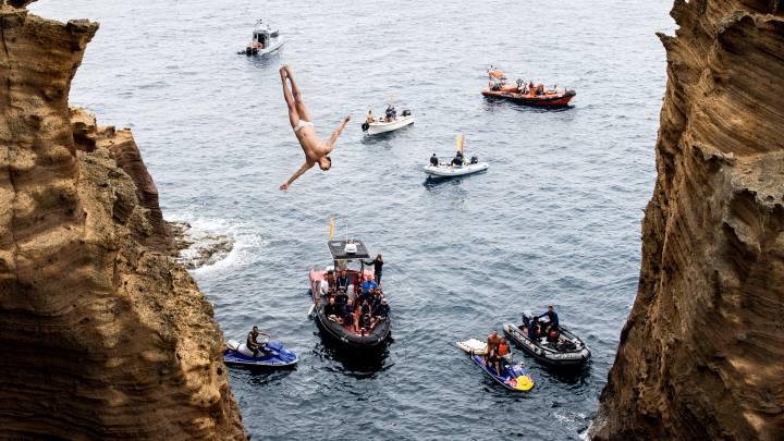 24 clavadistas, en categorías masculina y femenina, dirán presente el 22 junio en los acantilas de la isla portuguesa de Azores. Desde las 9:00 hrs en Red Bull TV.