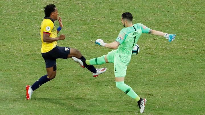 El portero cometió el penal que le dio el empate al cuadro ecuatoriano y luego tuvo que salir a achicar fuera del área una jugada de peligro que terminó en amarilla.