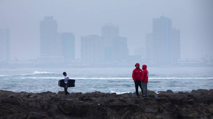 Un incendio en una fábrica de acopio de azufre en Alto Hospicio, obligó a detener el torneo de surf por las malas condiciones climáticas y riesgos de salud.