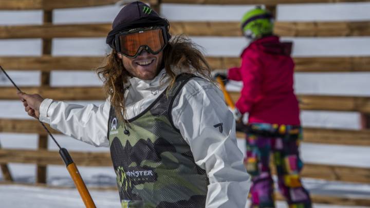 Iñaqui Irarrázaval es el único chileno en el Circuito Mundial de Snowboard y busca este año seguir haciendo historia tanto en el país como en el mundo.