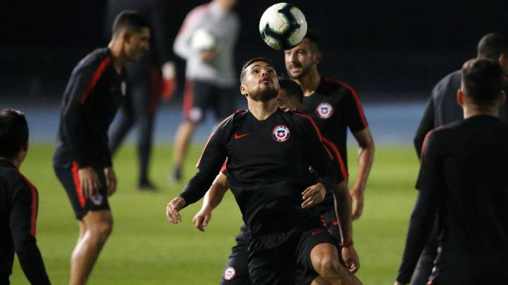 La Roja busca terminar la fase de grupos con una campaña perfecta ante Uruguay. Para esto, Rueda haría cuatro cambios respecto de los primeros duelos.
