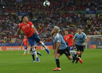 El contraste que vivió Medel ante Uruguay: figura y lesionado