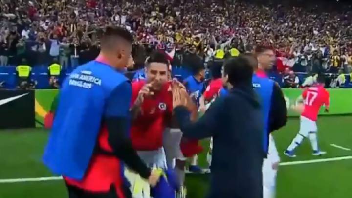 Tras la victoria de la Roja por penales ante Colombia por 5-4, el volante del Bologna festejó de una forma parecida a la que había celebrado el central al anotar su penal.