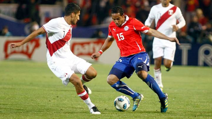 Chile y Perú se han enfrentado 20 veces en Copa América con una leve ventaja nacional. El duelo se disputa en Arena do Gremio a contar de las 20:30 horas.