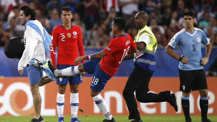 En la previa de la semifinal ante Perú, el zaguero se refirió al momento que vivió en el partido contra Uruguay cuando derribó a un hincha en la cancha.