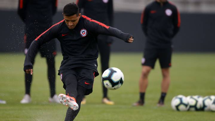 La Roja de Reinaldo Rueda se mide al elenco peruano en Porto Alegre, con el objetivo de conseguir un nuevo paso a la final del torneo continental, y lo hará con su mejor oncena.