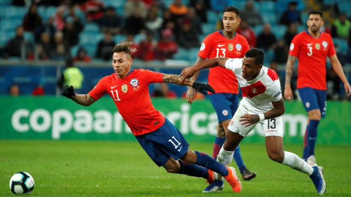 Eduardo Vargas se fue solo en una contra de la Roja, solo perseguido por un par de jugadores peruanos que lo fueron molestando hasta que definió de forma imperfecta.