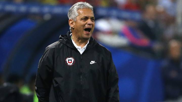 El técnico de la Roja se refirió a la derrota ante los peruanos por 3-0 y señaló que se preocuparon de una supuesta final, antes que derrotar a los de Ricardo Gareca.