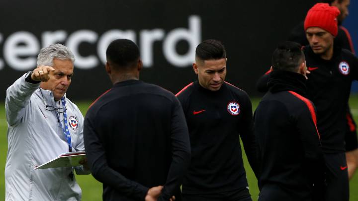 El técnico colombiano estaría barajando una opción que ha probado anteriormente durante los partidos y ahora lo haría desde el inicio.