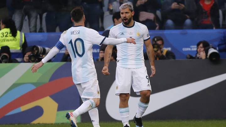 Tras una falta inexistente en mediocampo, Messi estuvo más despierto que la zaga chilena para apurar el balón y dejar mano a mano al "Khun" con Arias.