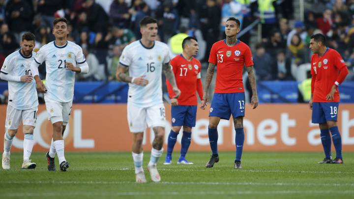 Retos, rojas y descontrol: el extraño primer tiempo de la Roja
