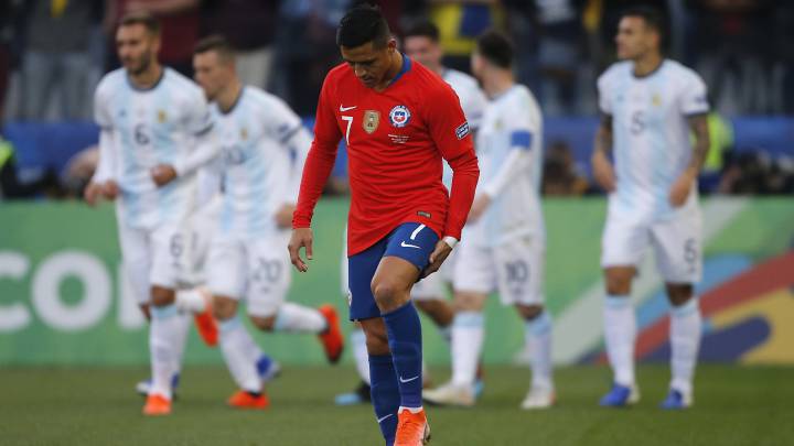 Ni siquiera fue necesaria la atención médica. Alexis Sánchez se resintió y salió del campo, siendo reemplazado por Junior Fernandes.