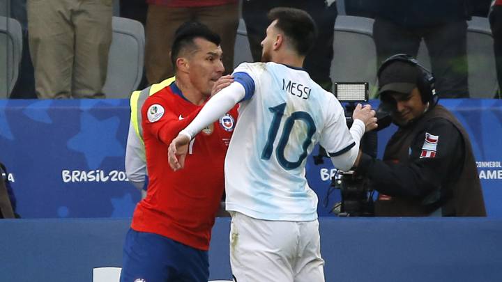 36 minutos duró el áspero duelo entre los capitanes de Chile y Argentina. Ambos explotaron y se agredieron y Mario Díaz de Vivar les mostró tarjeta roja a ambos.