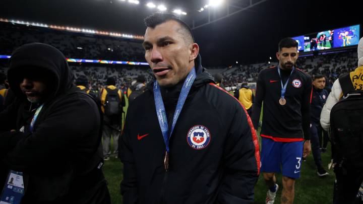 Gary Medel, capitán de Chile, criticó la decisión del juez de expulsarlo a él y a Lionel Messi, asegurando que con una amonestación para cada uno bastaba.